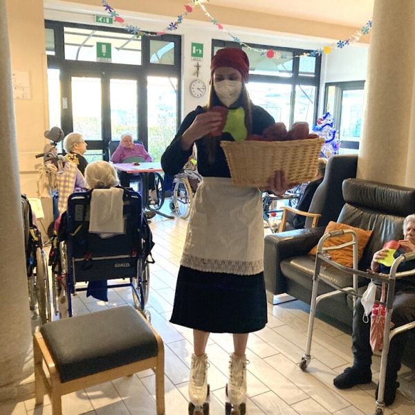 thumbnail_Befana-consegna-calze-768x1024